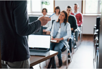 Personas tomando una capacitación presencial